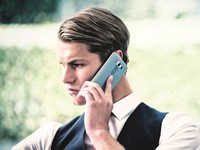 不跟風(fēng)玫瑰金 LG V10新增湖藍(lán)配色