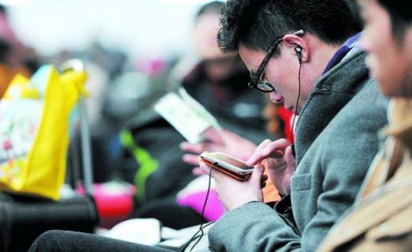 <a href=/tech/internet/ target=_blank class=infotextkey>互聯網</a>改造春節:短信拜年OUT了 <a href=/tags/29-0.html target=_blank class=infotextkey>微信</a>紅包正當紅