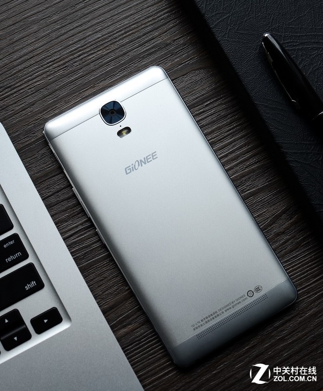 對于很多的用戶來說，續航是智能手機的痛處，金立在2015年6月的時候推出了“超級續航”智能手機M5。然而金立M5僅僅是一個開始，“超級續航”M5 Plus也再不久之后推出。