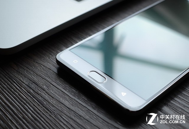 機身正面：金立M5 Plus采用了一塊6英寸AMOLED屏幕，屏幕分辨率為1920x1080，AMOLED具備色彩艷麗、功耗低、對比度高、超薄面板的優點，響應速度快至0.01ms，色域達到97%。