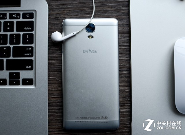 機身背面，金立M5 Plus使用了三段式的設計，中間是金屬材質，整機經過數道CNC打磨和陽極氧化工藝而成，表面采用噴砂處理，使得在冬天氣溫較低時使用并沒有覺得冰涼，背面金屬部分比較溫潤，弧形的背面帶來的手感也比較出色，穩定貼服