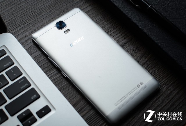 但我覺得金立M5 Plus背面采用的金屬還有更重要的任務便是保護這塊“巨大”容量的電池，金屬的堅固度能更有效的防止手機跌落帶來的沖擊力，在電池頻頻爆出問題的的今天，金立M5 Plus無疑給我們帶來的更安全的體驗。