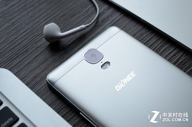 除了大容量外，金立M5 Plus還具備9V/2A的快充功能。金立M5 Plus還有一個亮點，現在市面上很多手機采用三合一nano/micro sim/SD卡的卡槽，而金立M5plus機身左右兩側各有一個卡槽，對于用戶體驗來說還是很棒的。