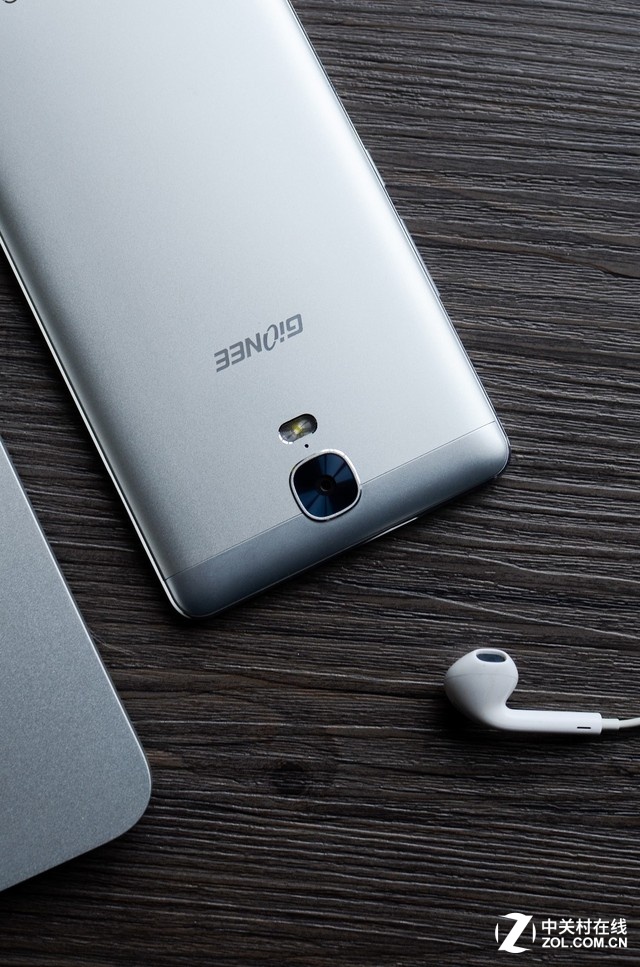 金立M5 Plus還采用了現在流行但僅有部分中高端旗艦產品才有的USB Type-C接口，支持正反可插，這種盲插的功能在未來必定成為手機的標配，Type-C除了擁有更高的傳輸速度外，也為該手機較高功率的快充提供了支持。