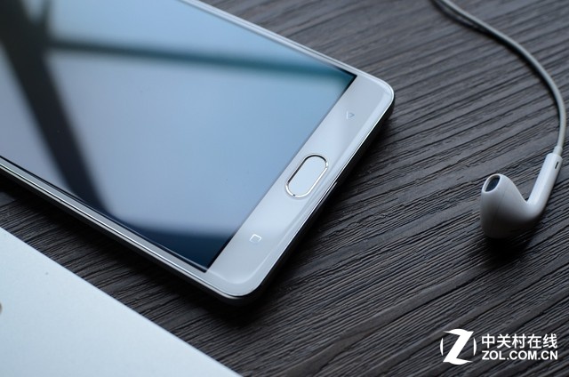 從以上體驗內容來看，金立M5 Plus在做工上值得肯定，用料很足，這塊屏幕被調試的非常艷麗，非常的討好認得眼球，但6英寸的屏幕加上1080P的分辨率近距離觀看仍然可見一定的顆粒感。硬件性能優化很到位，整機用起來非常流暢，這與自家優化的<a href=/pc/system/ target=_blank class=infotextkey>系統</a>也密不可分。總體來說對于一款2499的手機來說，該機的總體還是很值得肯定的。