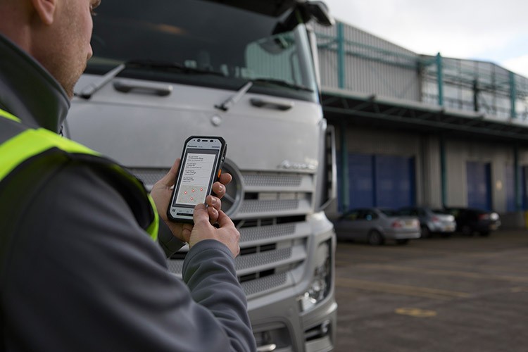 搭物聯網版<a href=/tags/26-0.html target=_blank class=infotextkey>win10</a> 松下FZ-F1<a href=/mobile/ target=_blank class=infotextkey>手機</a>展示