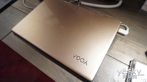 金光閃耀全球最輕薄 聯想YOGA 4S現場速評