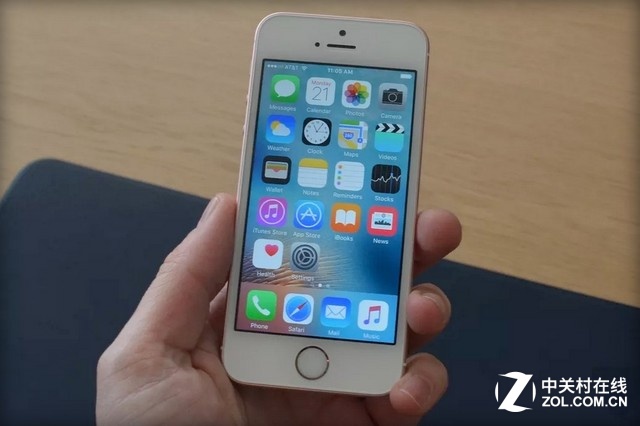 無論尺寸還是外觀iPhone SE與iPhone 5s沒有變化,就相當(dāng)于將iPhone 6s裝進(jìn)了iPhone 5s機(jī)身內(nèi),少了3D Touch。