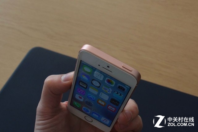 <a href=/tags/4114-0.html target=_blank class=infotextkey>電源</a>鍵位于機(jī)身頂部,活脫脫一個加強版iPhone 5s。