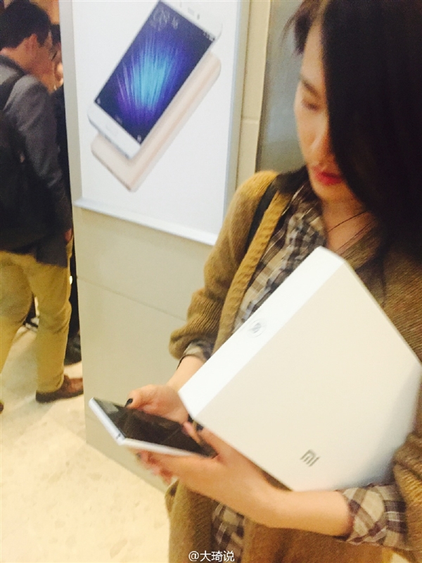 美女出鏡 小米神秘新品曝光：又大又白
