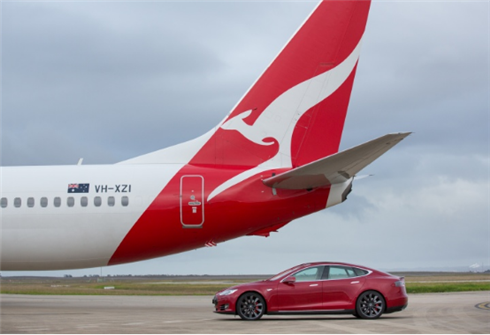 Model S公然追逐飛機 最強急速跑車來襲!