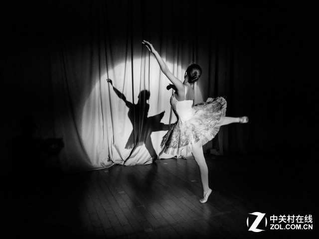 這主要是得益于vivo Xplay5在硬件配置上搭載了Sony最新CMOS IMX298的1600萬像素6P鏡片后置攝像頭,其面積為1/2.8英寸,單位像素尺寸1.12μm,最高支持4608*3456分辨率的圖像輸出,因此我們拍攝的舞臺演員照片通透感極佳。