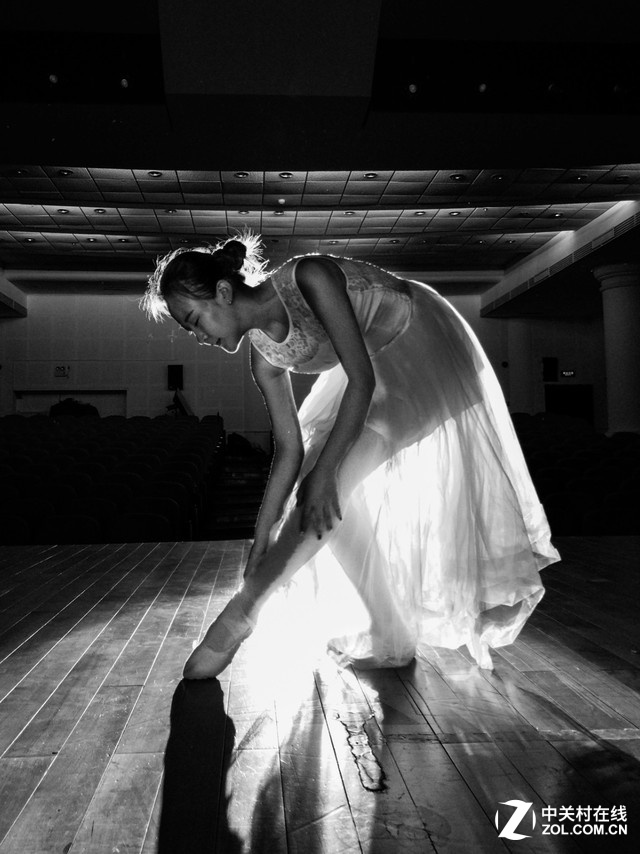 而由于其配備了國內首款雙曲面屏,使得其在看照片的時候比其他手機在視野、色彩上都更有優勢,所以我們從圖片可以出,在此暗光場景下vivo Xplay5非常實用。