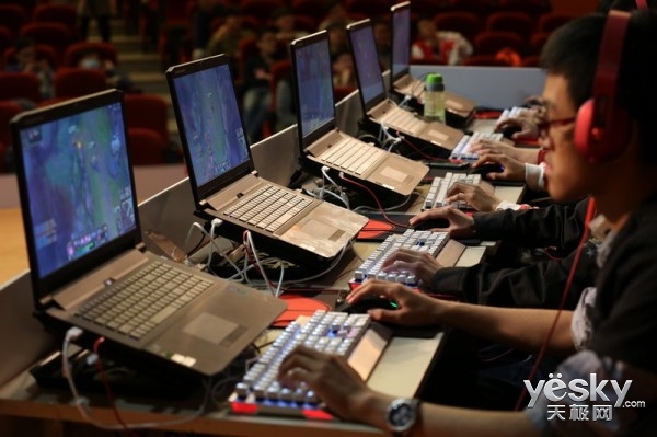 決戰(zhàn)紫禁雷神杯校園電競賽 八進四賽程
