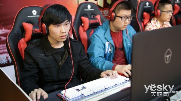 決戰(zhàn)紫禁雷神杯校園電競賽 八進四賽程