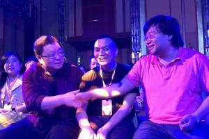 YunOS大會:羅永浩與李楠歷史性握手