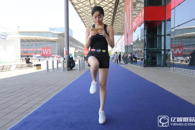 聯(lián)想展示新一代智能運(yùn)動鞋 玩游戲累點(diǎn)也高興