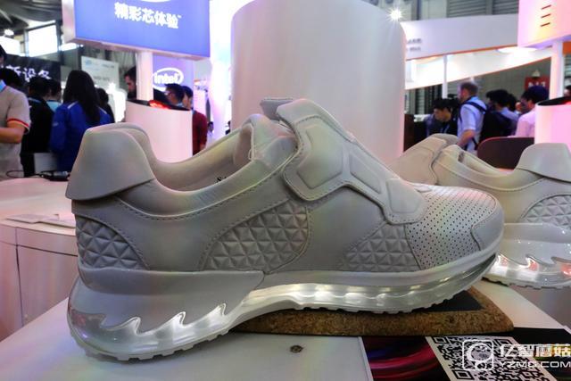 聯(lián)想展示新一代智能運(yùn)動鞋 玩游戲累點(diǎn)也高興