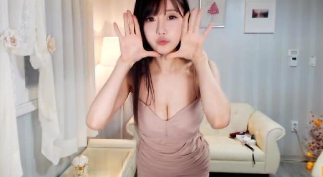 <a href=/mobile/ target=_blank class=infotextkey>手機</a>直播為什么這么火?草根對女主播需求沒變