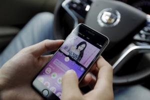 女主播講述直播故事:月入兩三萬 爸媽上線支持