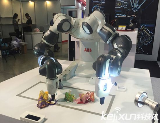 工業(yè)智能化時(shí)代已經(jīng)崛起！ VR機(jī)械手臂來了