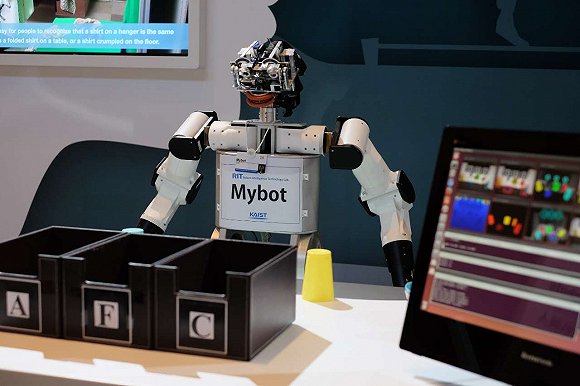 達沃斯探索區展示了多款機器人