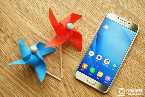 美圖M6和三星Galaxy C5對(duì)比評(píng)測(cè)1