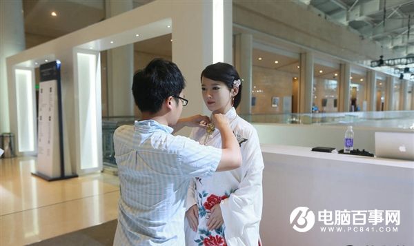 中國最美女機器人亮相：古色古香 美艷動人！
