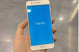 雙攝旗艦榮耀8 售價1999元起 雙面2.5D弧面玻璃