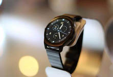 武大校花佩戴Ticwatch 2街拍照 沉魚落雁閉月羞花