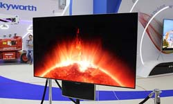 創(chuàng)維驚艷亮相IFA展會(huì)  創(chuàng)維雙面OLED顯示屏內(nèi)外兼修