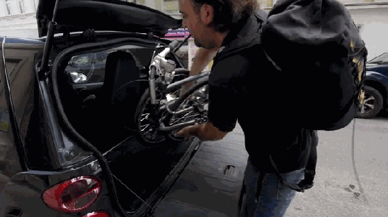 8 這是一輛號稱能自發電的折疊電動自行車