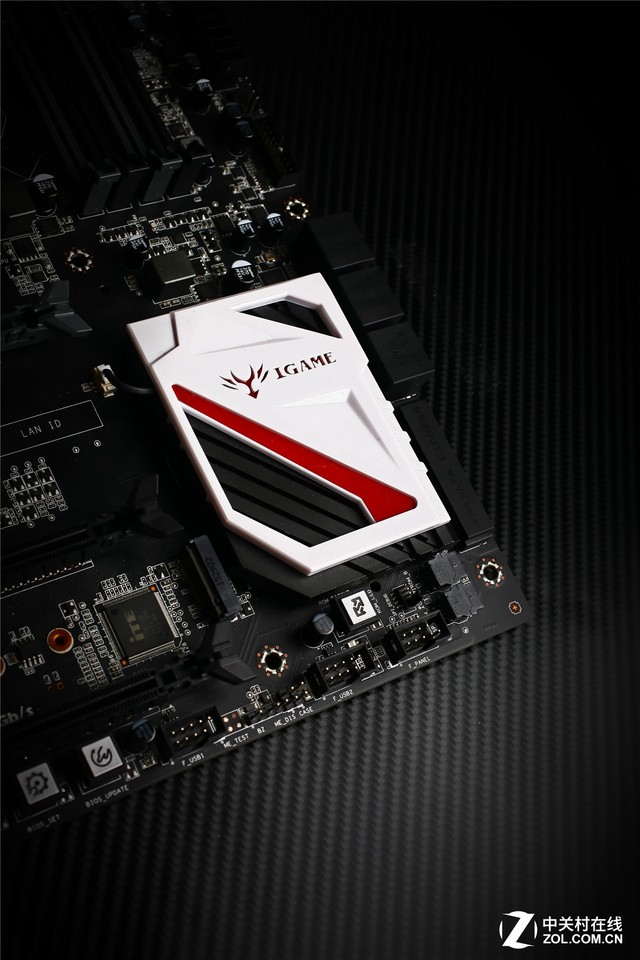 碳纖維質(zhì)感圖賞 iGameZ170烈焰戰(zhàn)神X