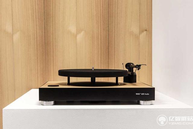 你見(jiàn)過(guò)“飛起來(lái)”演奏的黑膠唱片機(jī)么?