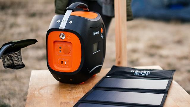 便攜太陽能發電機 讓你在戶外也能看電視