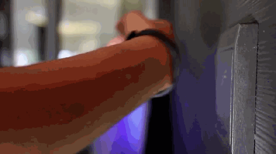 密碼太多難記?這款手環一掃就能自動輸入密碼