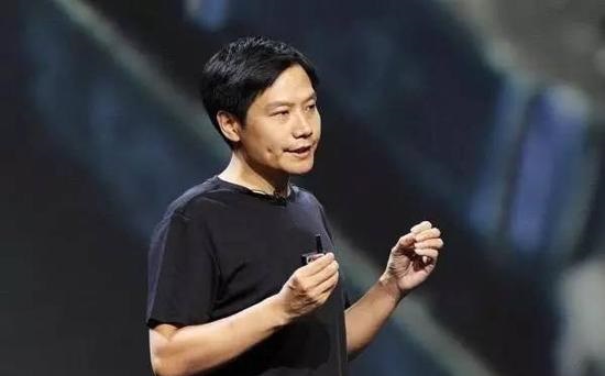 美女問雷軍你的朋友很多人用蘋果？雷軍的回答值得點贊