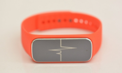 這是專為士兵設(shè)計的手環(huán):對戰(zhàn)的時候戴著比較容易活