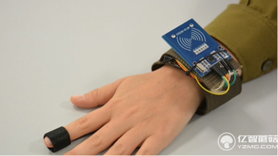 專為士兵設計的手環 對戰的時候戴著比較容易活