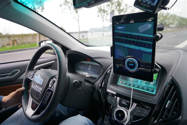 百度無人車亮相烏鎮 內景首曝光：顯示屏搶眼