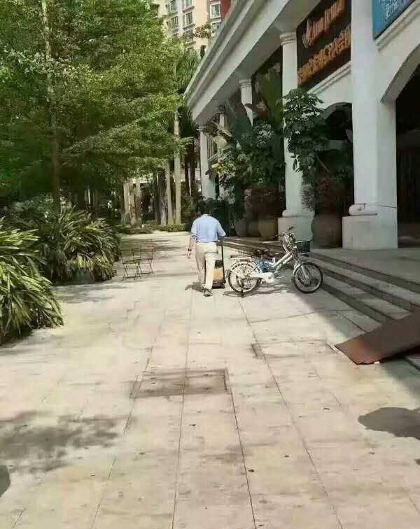 順豐總裁王衛(wèi)和快遞員一起在小區(qū)派件、馬化騰住在該小區(qū)