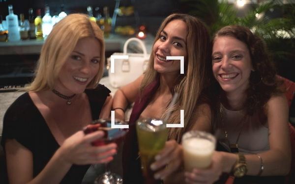 藏在手機殼里的飛行相機 自拍界的戰斗機