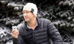 冷得不想碰手機?戴上這個藍牙帽就可以打電話