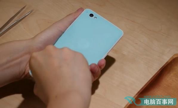 堅(jiān)果手機(jī)怎么裝卡 堅(jiān)果手機(jī) sim卡安裝圖文教程