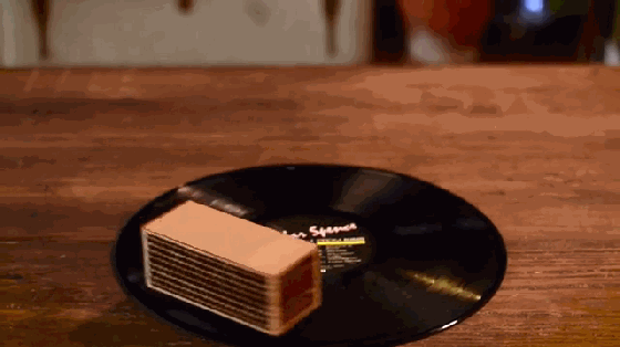 見過便攜音箱 但是你見過能隨身攜帶唱片機嗎？