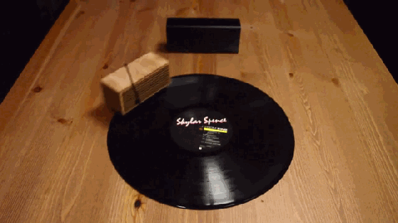 見過便攜音箱 但是你見過能隨身攜帶唱片機嗎？