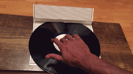 見過便攜音箱 但是你見過能隨身攜帶唱片機嗎？