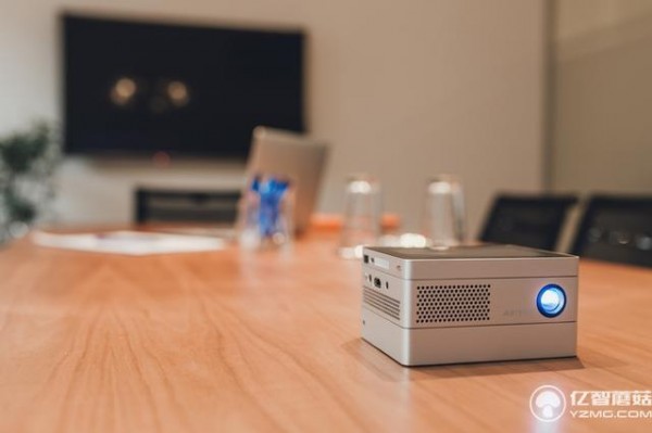 這款名為iBeamBLOCK投影儀，號稱世界上第一款內置了<a href=/notebook/tablet/ target=_blank class=infotextkey><a href=/notebook/tablet/ target=_blank class=infotextkey>平板</a></a>電腦的模塊化設備。所謂模塊化，也就是說：想用什么功能，自己裝就好嘍，不用再帶一堆有的沒的。