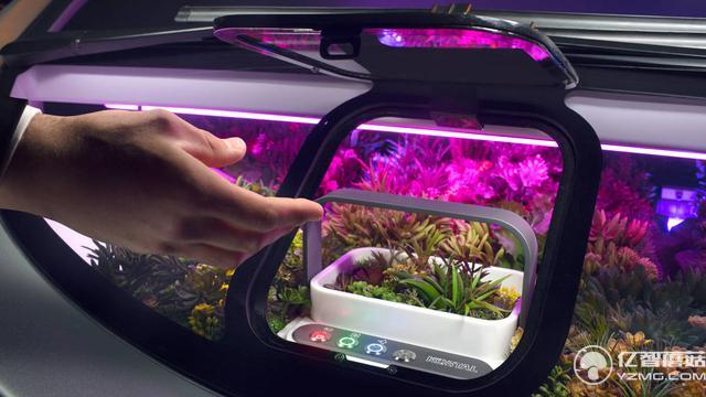 給電動汽車安上VR/AR窗戶是什么體驗?有點像客廳