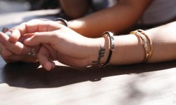 這個TUCK手環可以幫你掩飾一下 頭繩綁手腕上太難看?